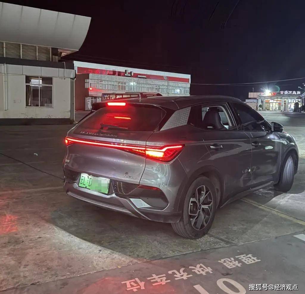 女子乘坐滴滴顺风车遭遇换车甩客，深夜丢高速服务区，平台提出 500 元现金补偿