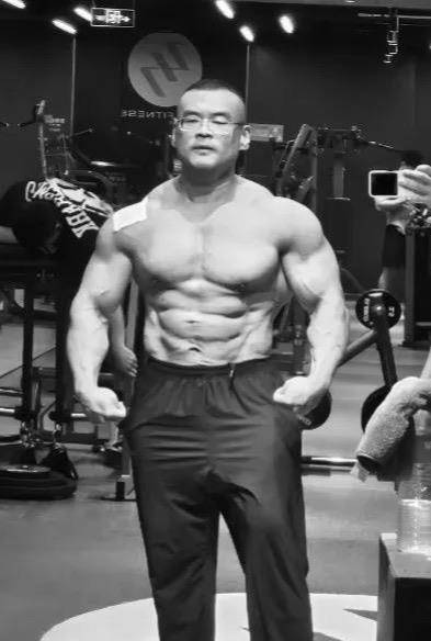 38岁健美选手刘一阳被曝离世，系中山大学体育部副教授，有业内人士曾发文悼念