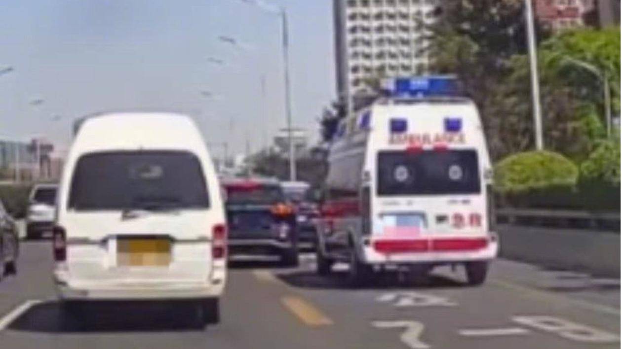 私家车、救护车驾驶人因路怒互相别挡 双方均被处罚