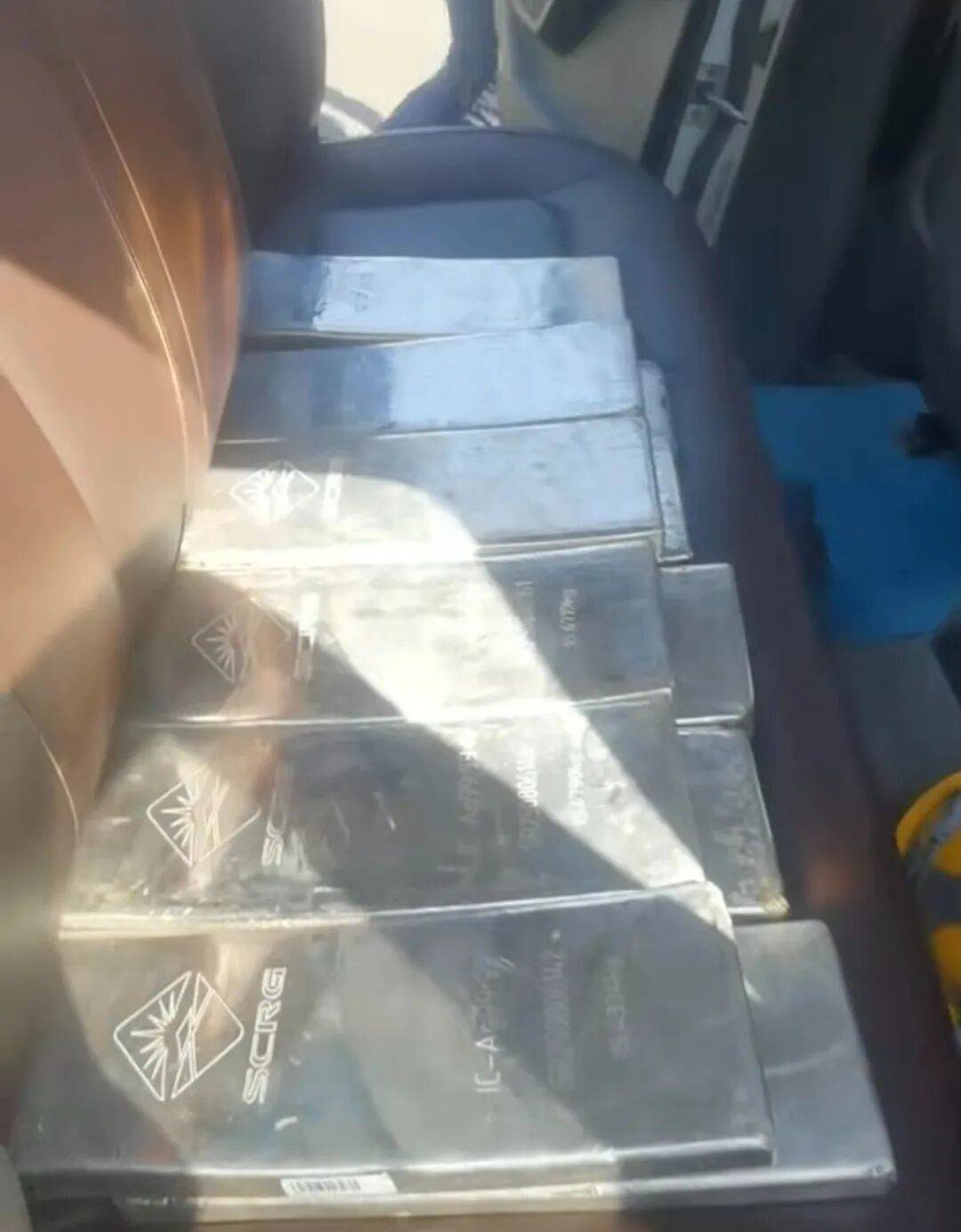 货车司机丢了13块银砖，价值百万元！重金悬赏后有人交还12块领23.5万元酬金：过路司机将银砖当废品卖了