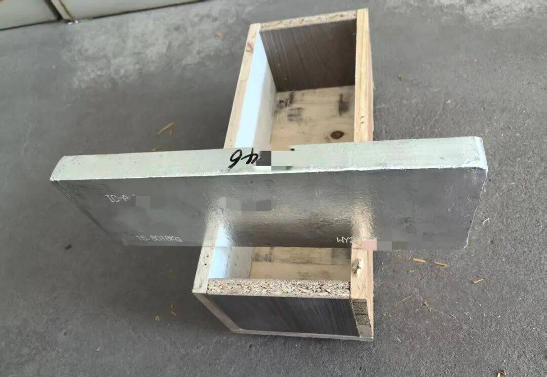 货车司机丢了13块银砖，价值百万元！重金悬赏后有人交还12块领23.5万元酬金：过路司机将银砖当废品卖了